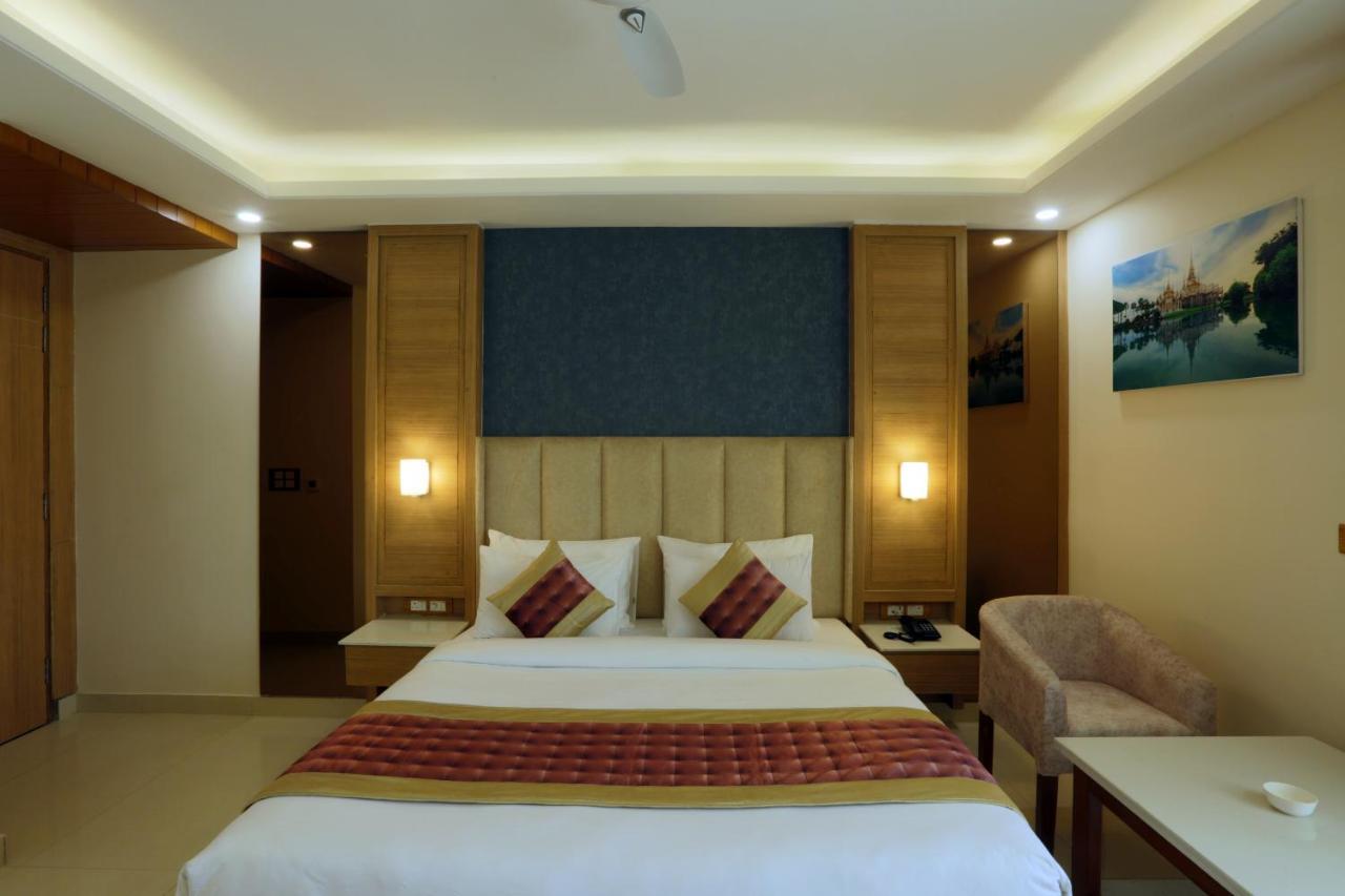 Hotel Sakura By Maps Gurgaon Buitenkant foto